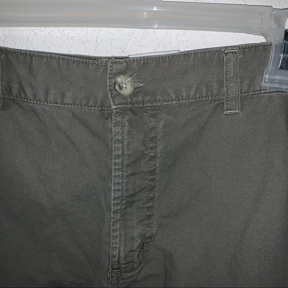 Columbia 5” Inseam Olive Green Colored Cargo Style Shorts 100% Cotton. - Picture 2 of 10